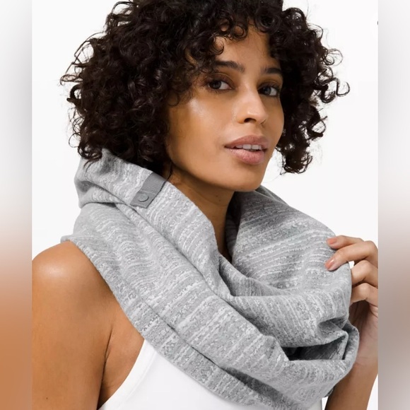 Lululemon Vinyasa Snap Scarf/Wrap/Cover Up Heathered Gray/White Stripe. - Picture 6 of 11